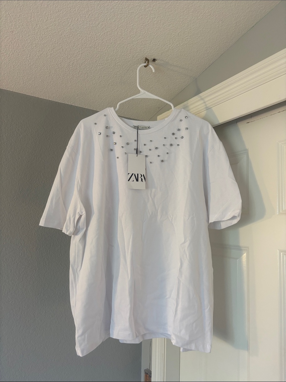 ZARA White Short Sleeve T-Shirt with Neckline Studs